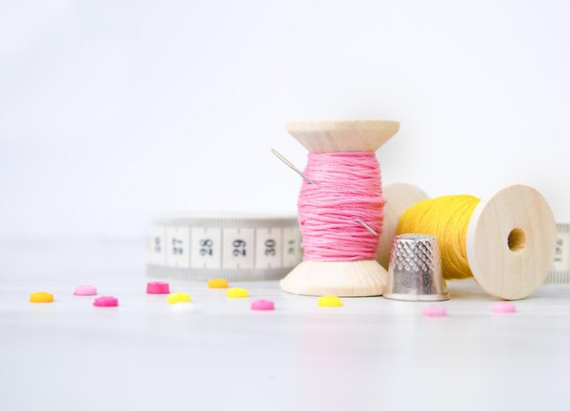 szpulki nici i igły